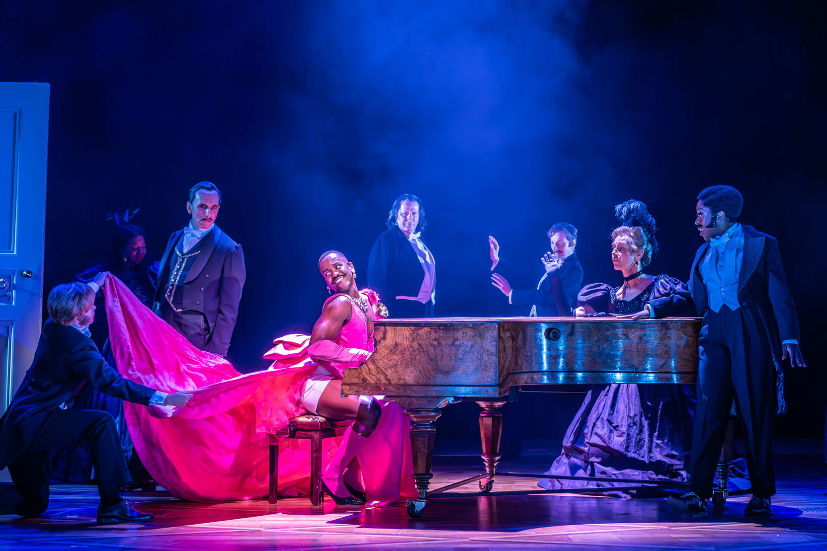 Náhledový obrázek k článku Satirický humor Oscara Wildea se vrací do kin v barvité divadelní verzi jeho nejoblíbenější komedie