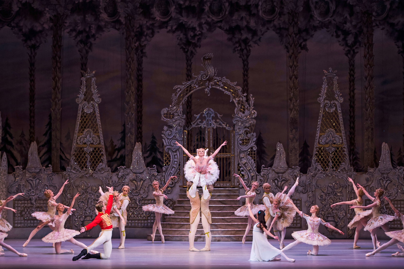 Náhledový obrázek k článku Mikuláš nadělí do kin Louskáčka a s ním Vánoce jako za starých časů