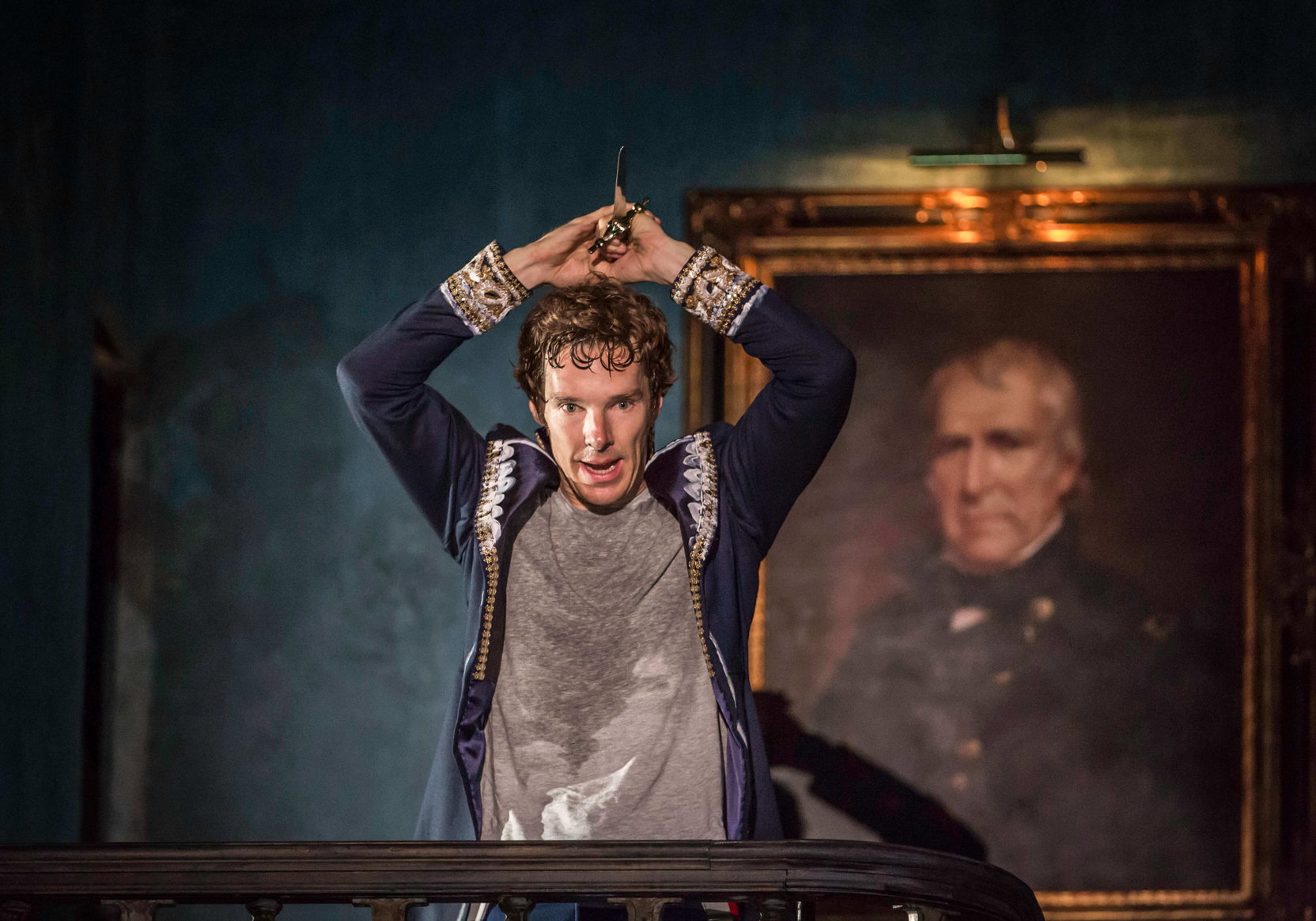  9-benedict-cumberbatch-hamlet-in-hamlet-at-the-barbican-theatre-photo-credit-johan-persson.jpg
