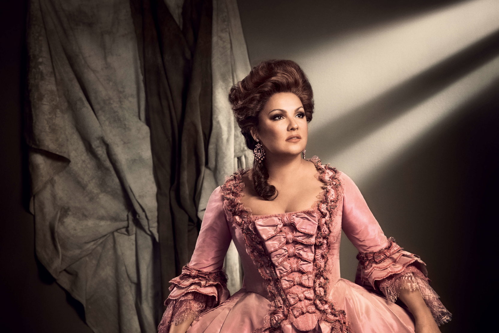 Náhledový obrázek k článku Met zahajuje nový rok Adrianou Lecouvreur. Netrebko v hlavní roli exceluje, píší média