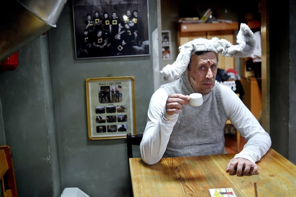 Náhledový obrázek k článku Zkáza Dejvického divadla jako seriálový maraton v kinech!