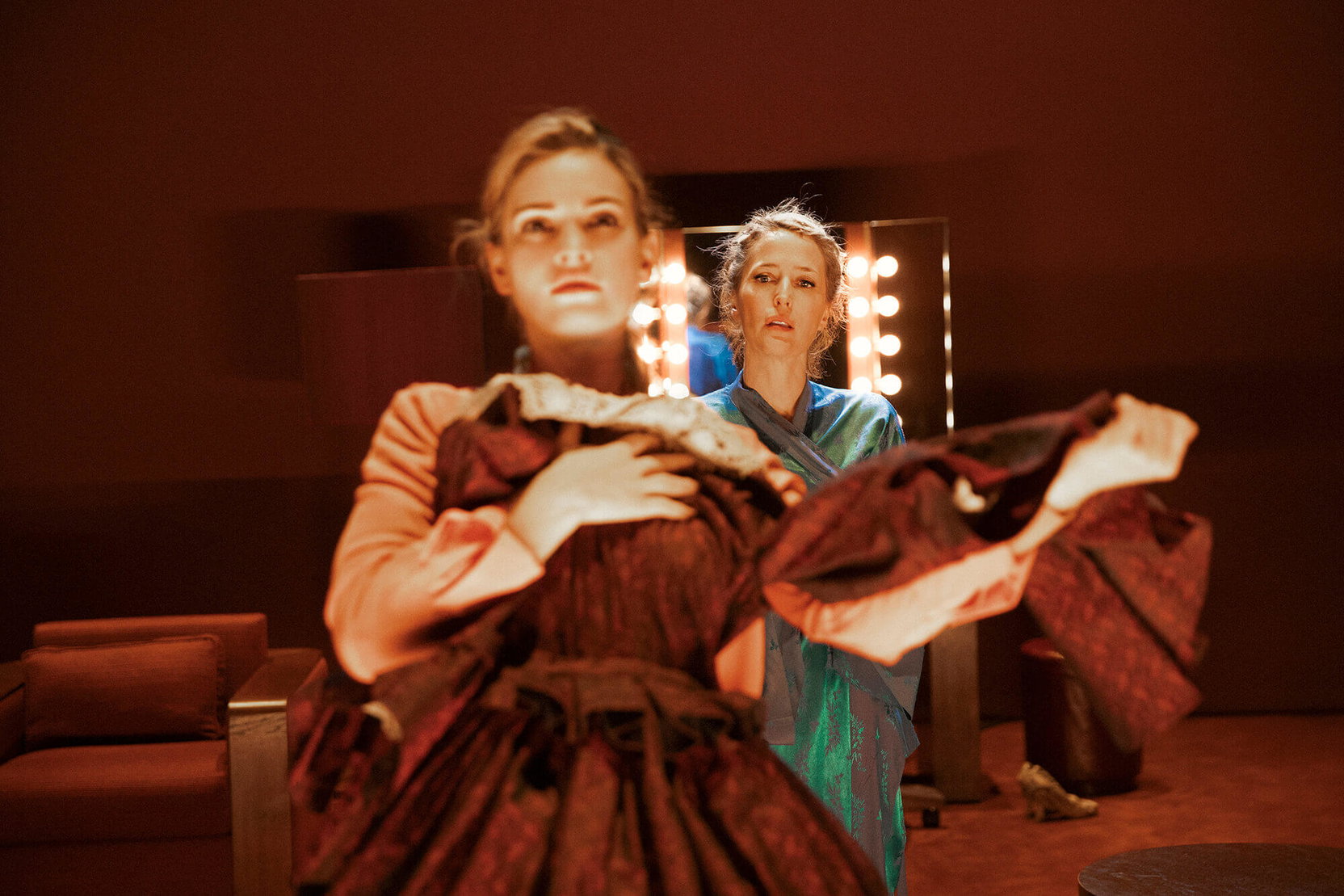 Náhledový obrázek k článku Hvězdy Gillian Anderson a Lily James soupeří na jevišti v příběhu o svodech slávy