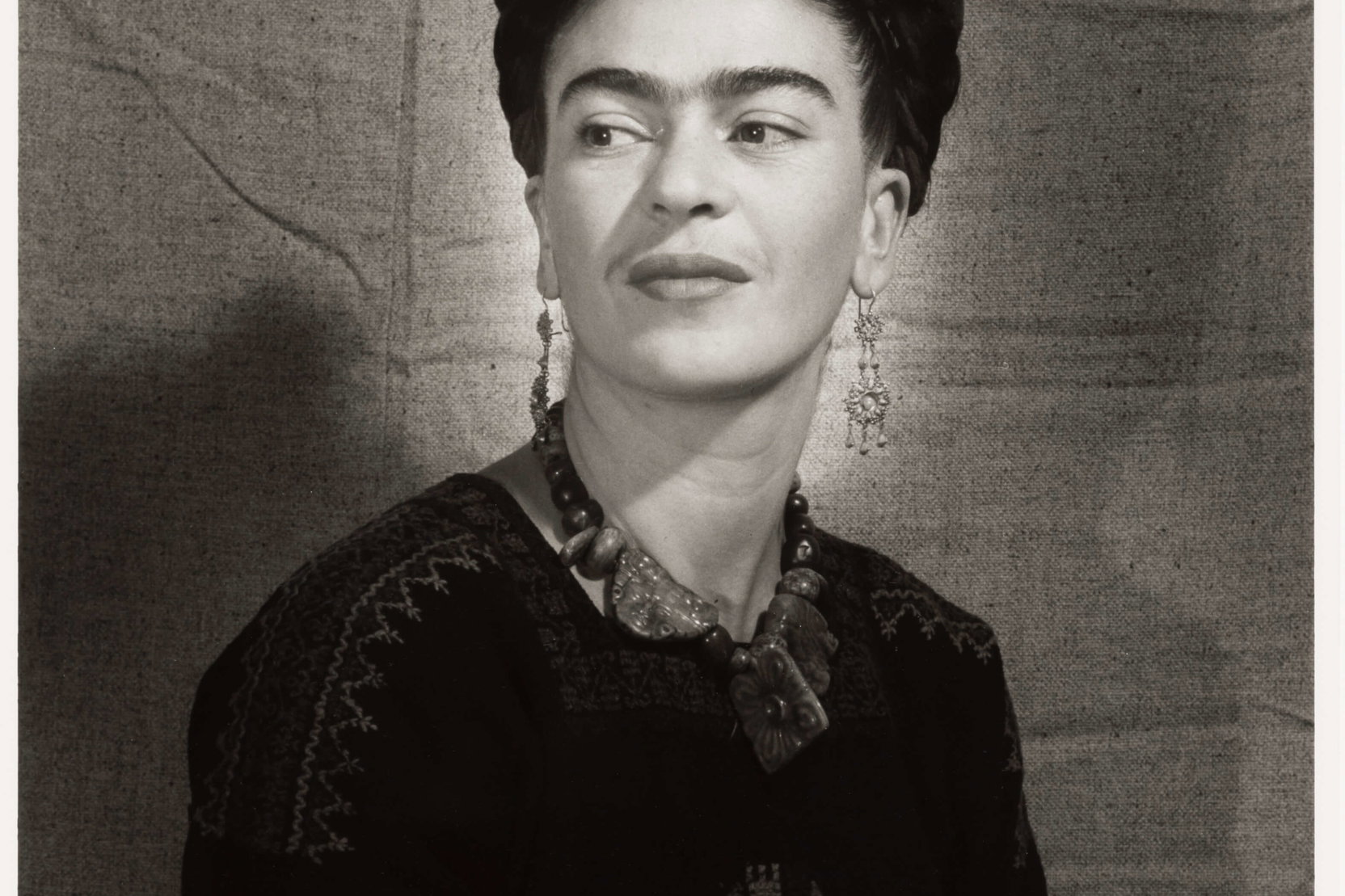 Náhledový obrázek k článku Příběh Fridy Kahlo zahajuje Umění v kině, film odhaluje neznámé osobní věci