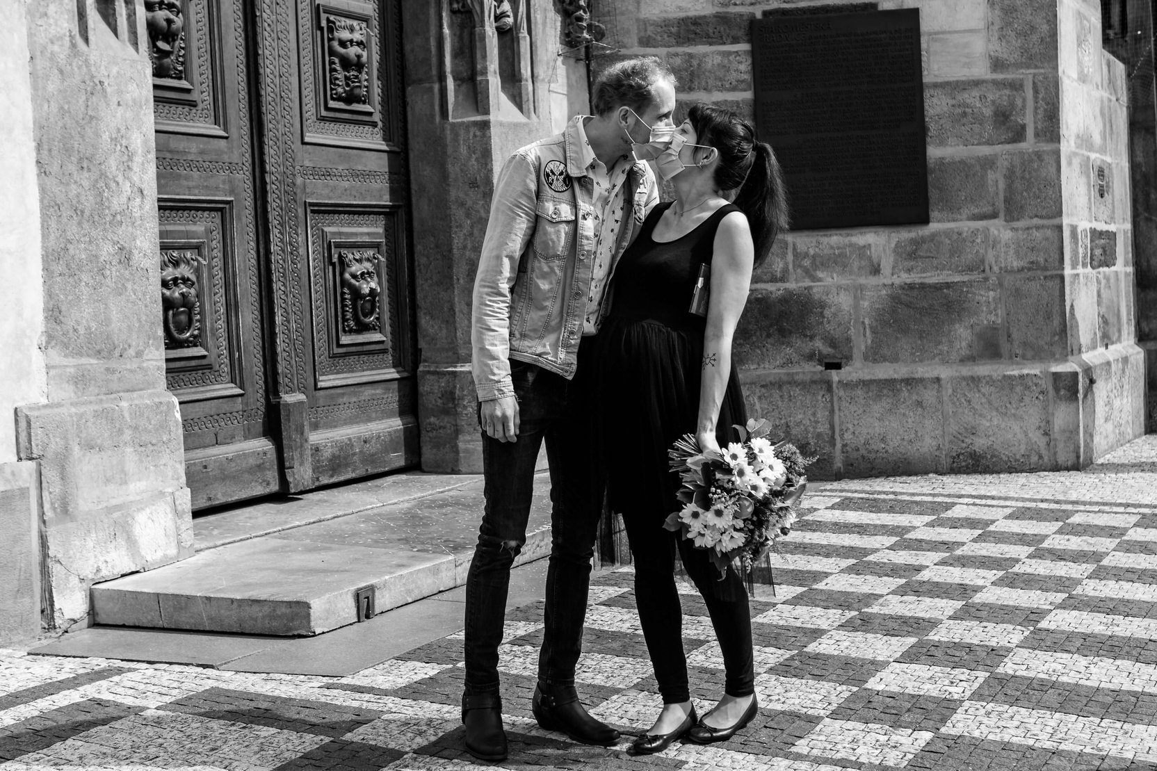 Náhledový obrázek k článku Nový dokumentární film Velké nic má oficiální trailer.  Pandemická tragikomedie od Víta Klusáka a Mariky Pecháčkové jde za měsíc do kin.