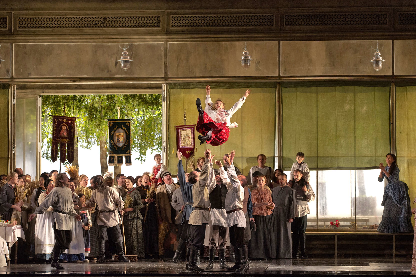 Náhledový obrázek k článku Ruská klasika zpět v Metropolitní. Evžen Oněgin láká na hvězdnou sopranistku Asmik Grigorian