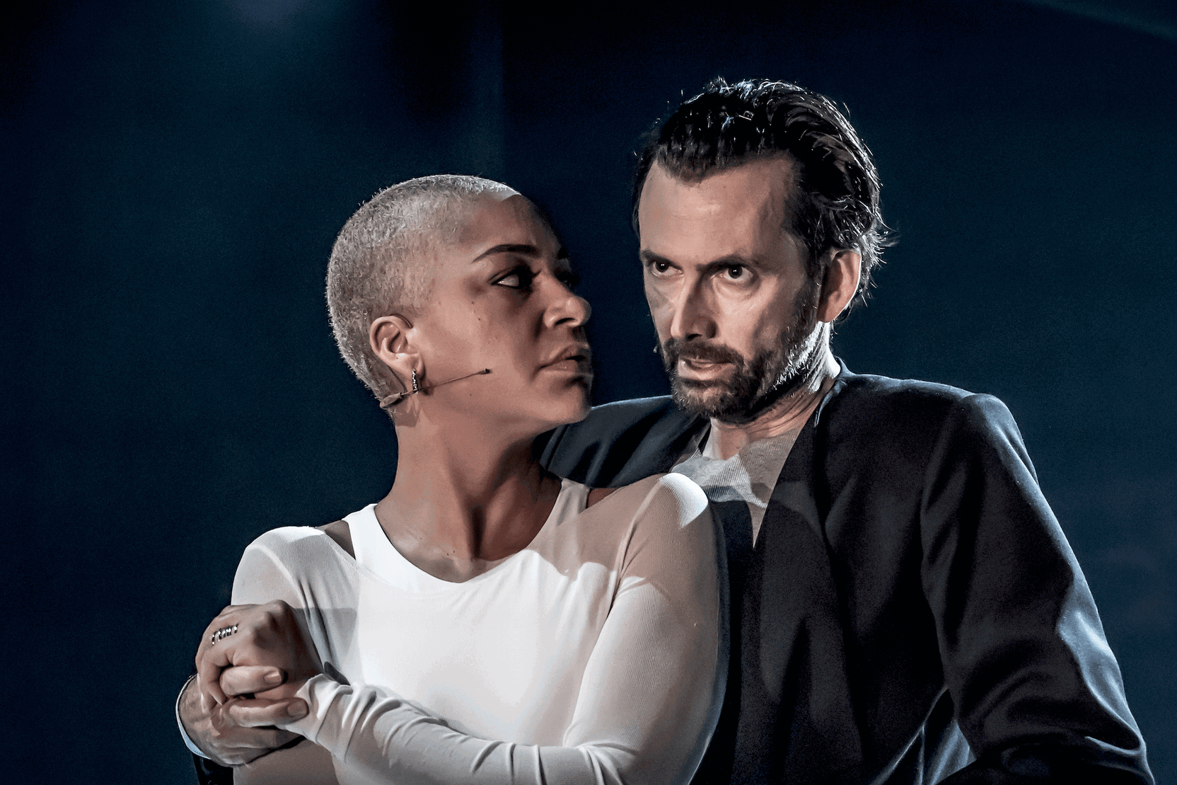 Náhledový obrázek k článku Česká a slovenská kina ukážou skotskou hvězdu Davida Tennanta jako Macbetha ve zvukově imerzivním představení divadla Donmar Warehouse